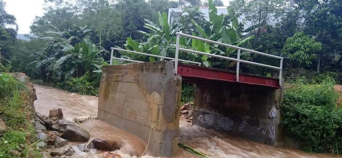 Một cây cầu ở xã Tân Phượng bị hư hỏng do mưa lũ.