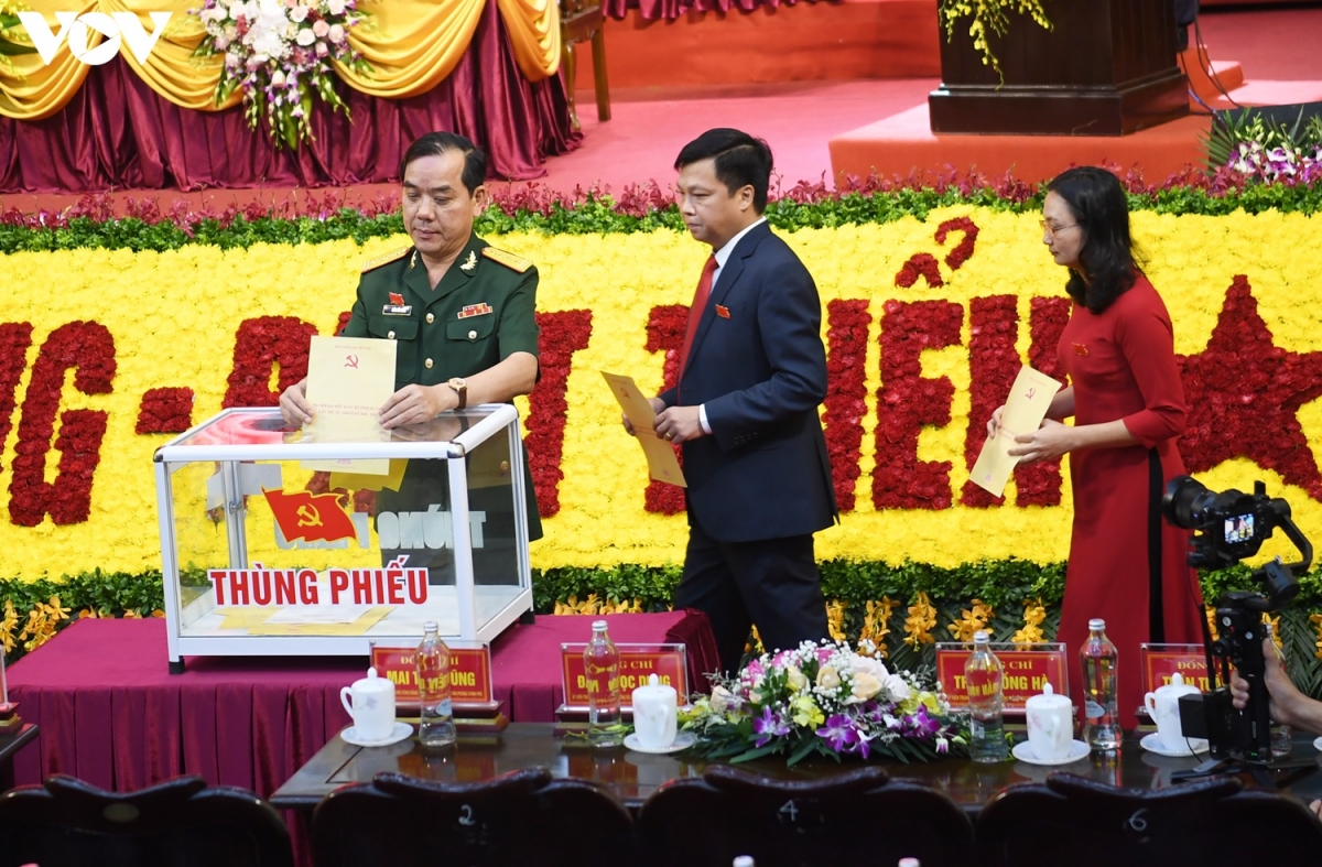 Các đại biểu tiến hành bầu cử tại Đại hội. (Ảnh: Trọng Phú)