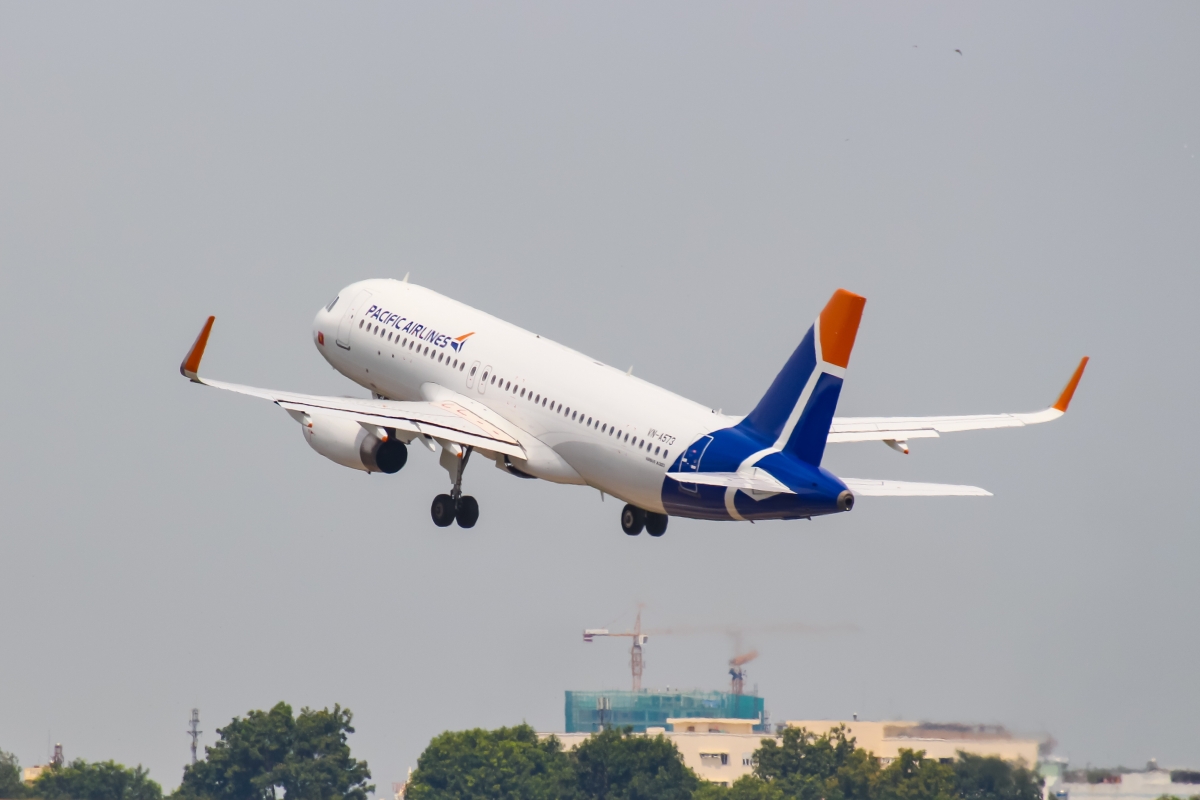 Biểu tượng mới của Pacific Airlines được cách điệu từ ba cánh đuôi máy bay có bố cục sắp xếp theo kích thước lớn dần, ẩn dụ cho nỗ lực phát triển không ngừng của hãng hang không này.
