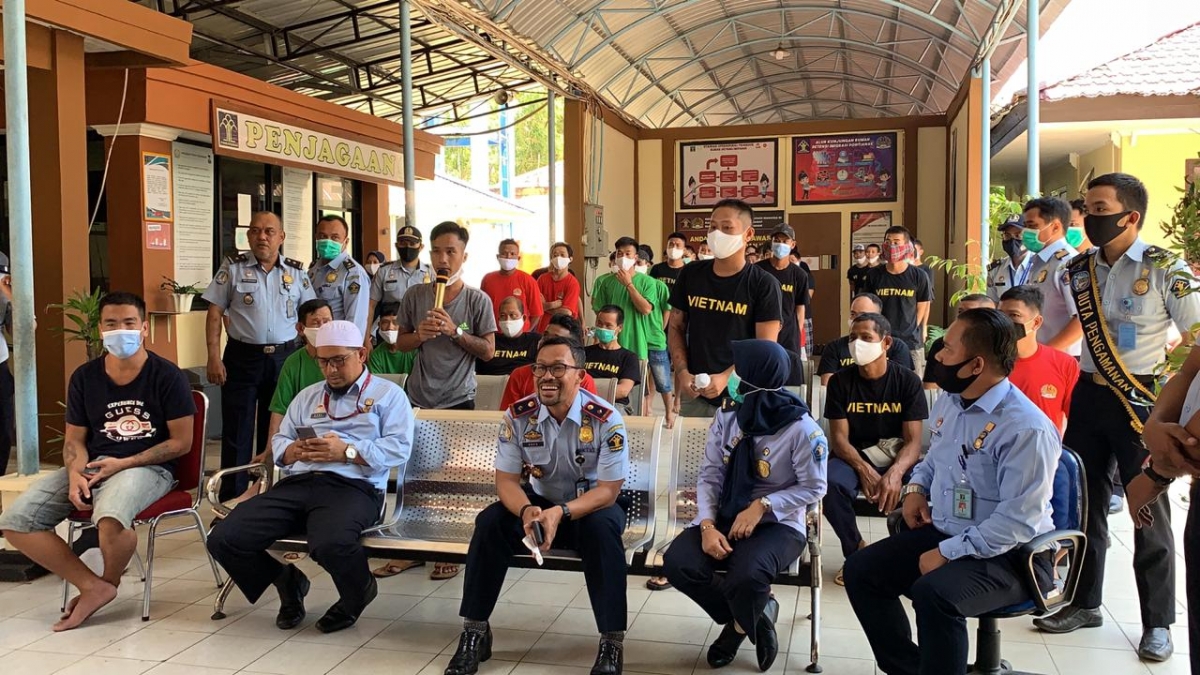 Cán bộ quản lí trại tạm giữ Pontianak cùng ngư dân Việt Nam (Ảnh do Đại sứ quán cung cấp)