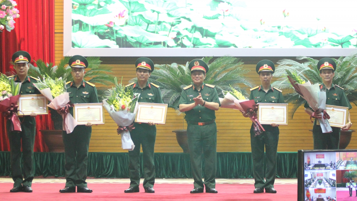 Đại tướng Ngô Xuân Lịch, Bộ trưởng Bộ Quốc phòng trao bằng khen cho các tập thể.
