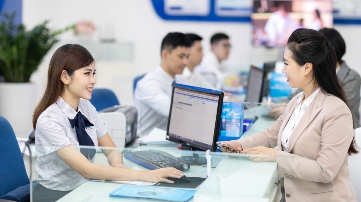 Khách hàng hào hứng đăng ký dịch vụ VinaPhone