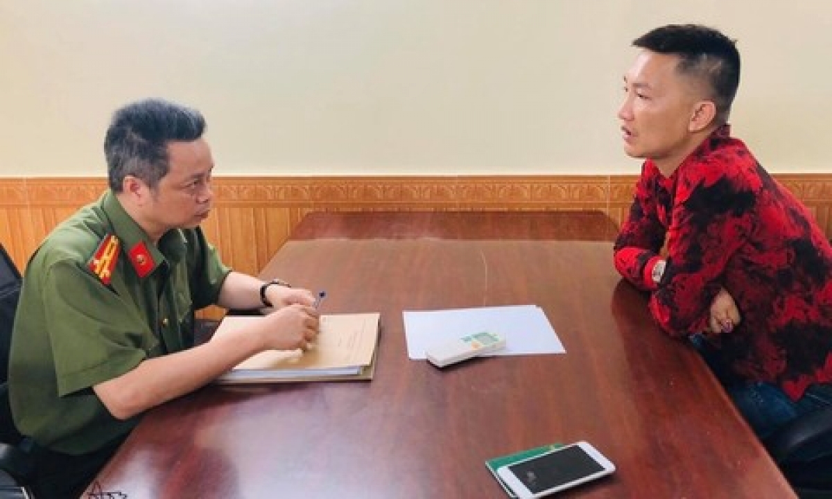 Huấn "hoa hồng" bị phạt 7,5 triệu đồng vì xúc phạm, vu khống thanh niên, công chức ở TP.HCM sử dụng ma túy. Nguồn ảnh: Công an TP.HCM