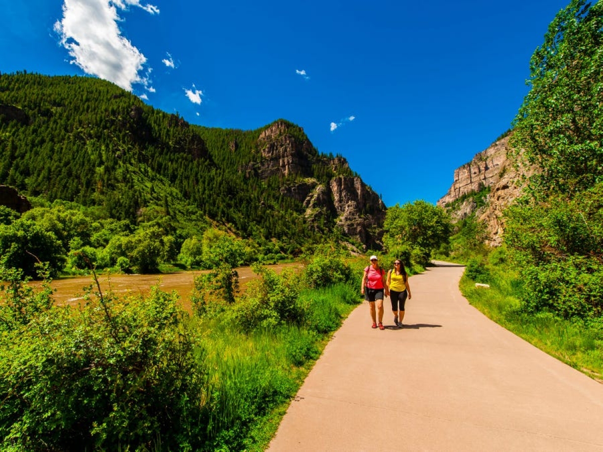  Glenwood Springs nổi tiếng với các ngọn núi, suối nước nóng và những khu nghỉ dưỡng sang trọng. Ảnh: Blaine Harrington III/Getty Images