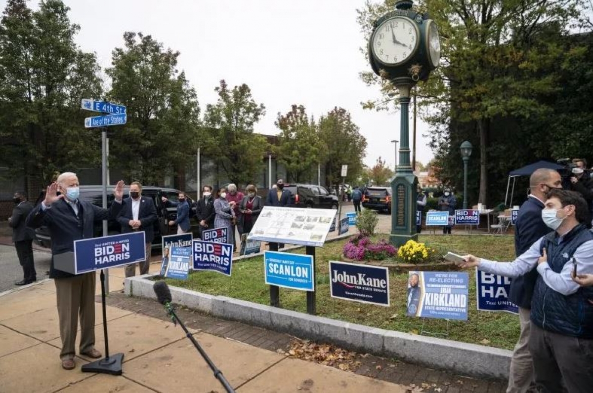 Ứng viên đảng Dân chủ Joe Biden phát biểu trước báo giới khi đến thăm một trung tâm vận động tranh cử hôm 26/10 ở Chester, Pennsylvania. Ảnh: Getty