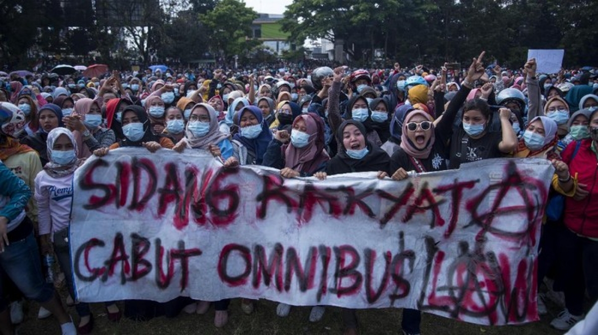 Người biểu tình Indonesia không giữ khoảng cách vật lý. (Nguồn: Detik.com)