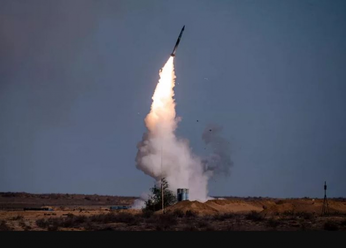 Một tên lửa phóng lên từ hệ thống S-400 của Nga tại căn cứ quân sự Ashuluk phía nam của Nga ngày 22/9/2020 trong cuộc tập trận Caucasus 2020. Ảnh: AFP