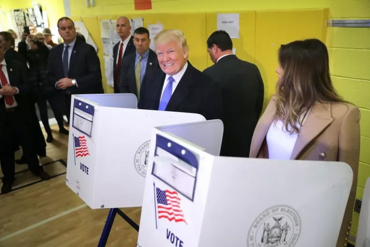 Ông Donald Trump và bà Melania Trump bỏ phiếu trong Ngày Bầu cử hôm 8/11 tại thành phố New York. Ảnh: Getty