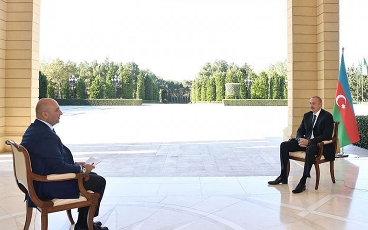 Tổng thống Azerbaijan Ilham Aliyev (bìa phải) trả lời phỏng vấn. Ảnh: APA/Haber Turk TV.