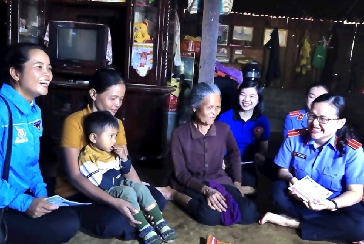 Cán bộ, Kiểm sát viên VKSND tỉnh Đắk Lắk tham gia Đoàn công tác liên ngành tuyên truyền, vận động người dân thực hiện chính sách, pháp luật của Nhà nước. (Ảnh: Nguyễn Trường Lưu).