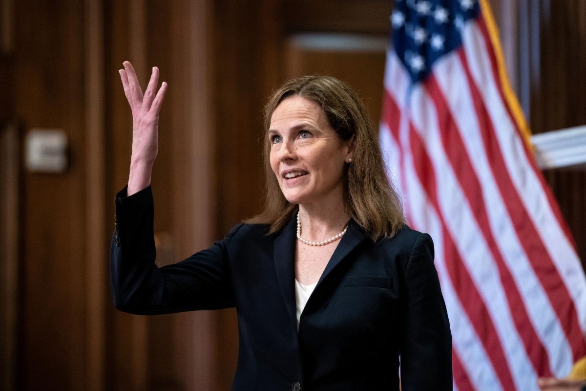 Bà Amy Coney Barrett chính thức trở thành thẩm phán Tòa án Tối cao Mỹ. Ảnh: CNBC