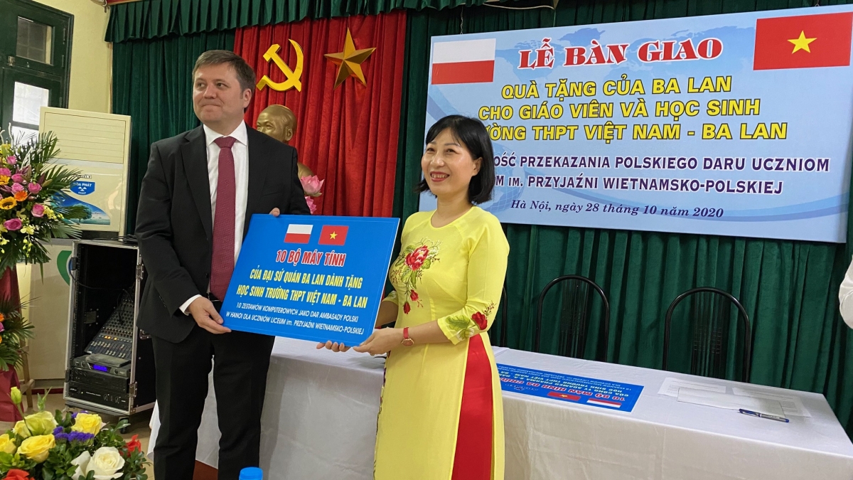 Lễ bàn giao quà tặng của Ba Lan cho giáo viên và học sinh trường Trung học Phổ thông Việt Nam – Ba Lan.