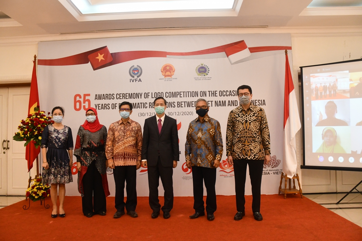 Lễ trao giải thi thiết kế logo  kỉ niệm 65 năm quan hệ ngoại giao Việt Nam - Indonesia theo hình thức trực tiếp và trực tuyến(Nguồn: Hương Trà/VOV)