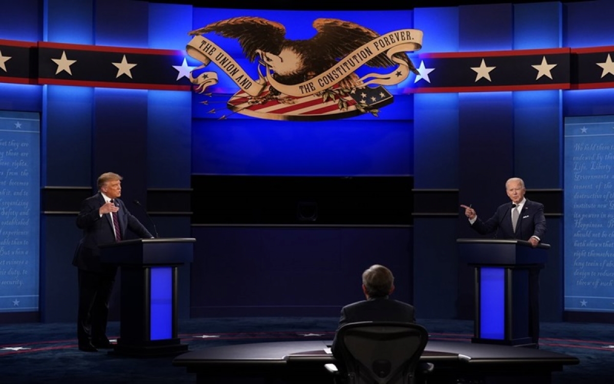Tổng thống Trump, cựu Phó Tổng tống Biden và người điều phối cuộc tranh luận Chris Wallace. Ảnh: AP.