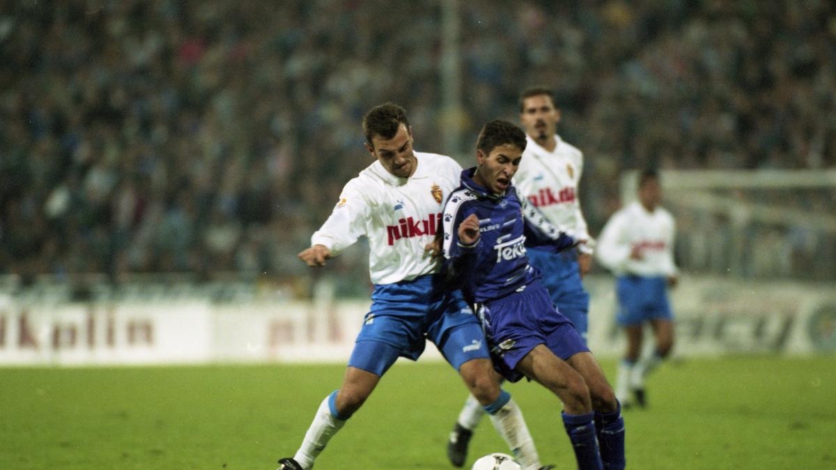 Raul (áo xanh) trong ngày ra mắt Real Madrid 26 năm về trước. (Ảnh: AS).