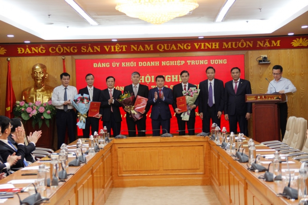 Thường trực Đảng ủy Khối chụp ảnh lưu niệm cùng Chủ nhiệm, Phó Chủ nhiệm Ủy ban Kiểm tra Đảng ủy Khối Doanh nghiệp Trung ương nhiệm kỳ 2020 – 2025. 