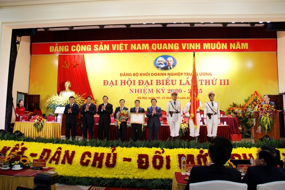 Bí thư Trung ương Đảng, Chủ tịch Hội đồng Lý luận Trung ương, Giám đốc Học viện Chính trị Quốc gia Hồ Chí Minh Nguyễn Xuân Thắng thừa ủy quyền của Chủ tịch nước trao tặng Huân chương Lao động hạng Nhất cho Đảng ủy Khối Doanh nghiệp Trung ương.