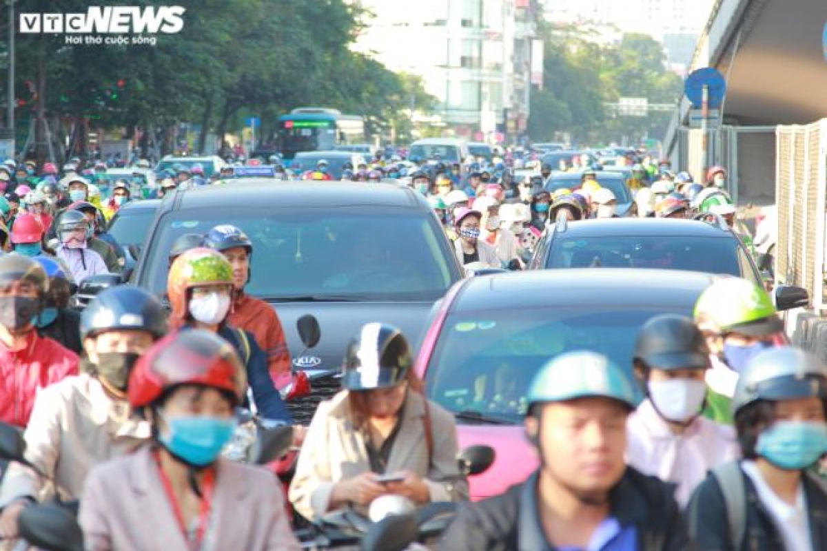Đường Nguyễn Trãi giao Ngã Tư Sở bị ùn tắc kéo dài trong ngày thông xe vành đai 2 trên cao.
