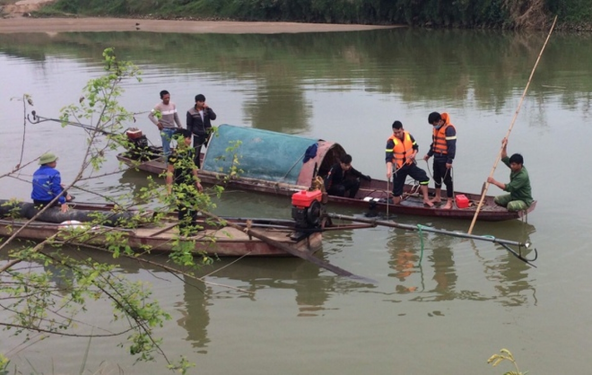 Mâu thuẫn khi đánh cá trên sông, ông H và con trai trúng đạn trọng thương (ảnh minh họa).