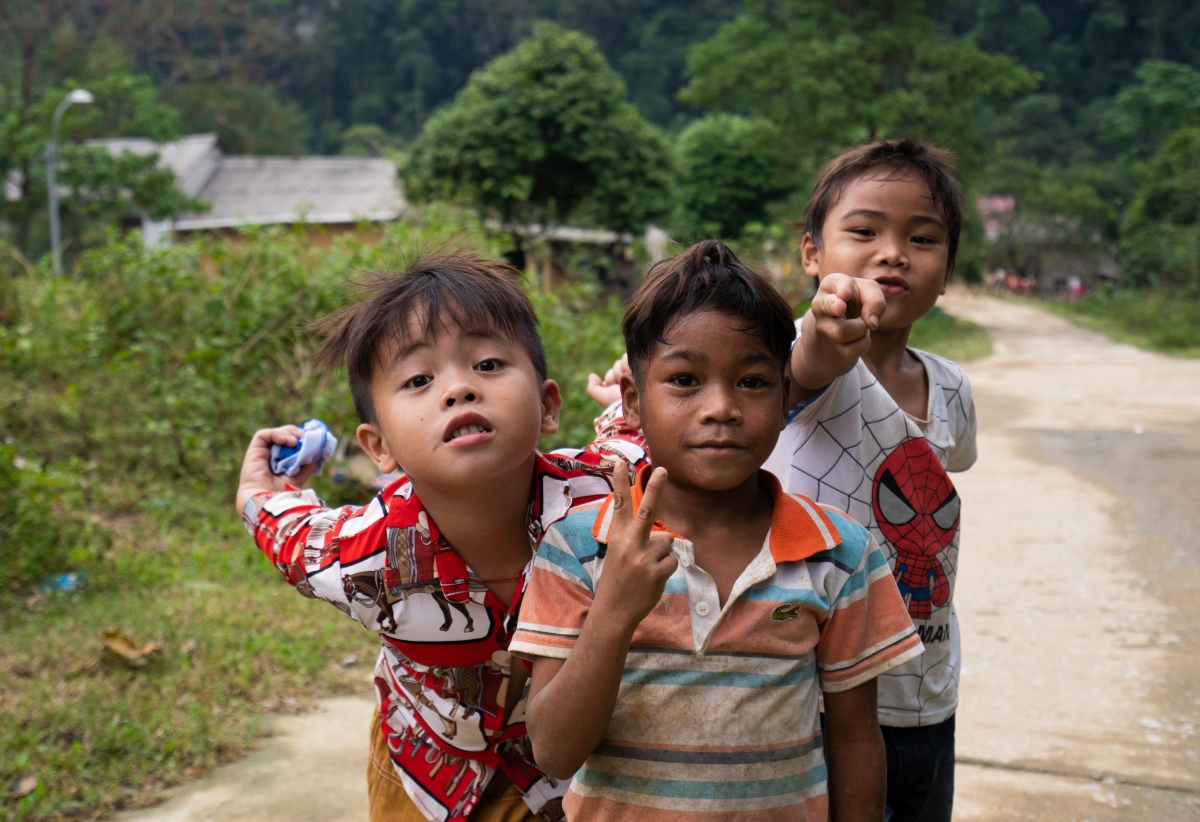 Những em nhỏ ở bản người Rục.