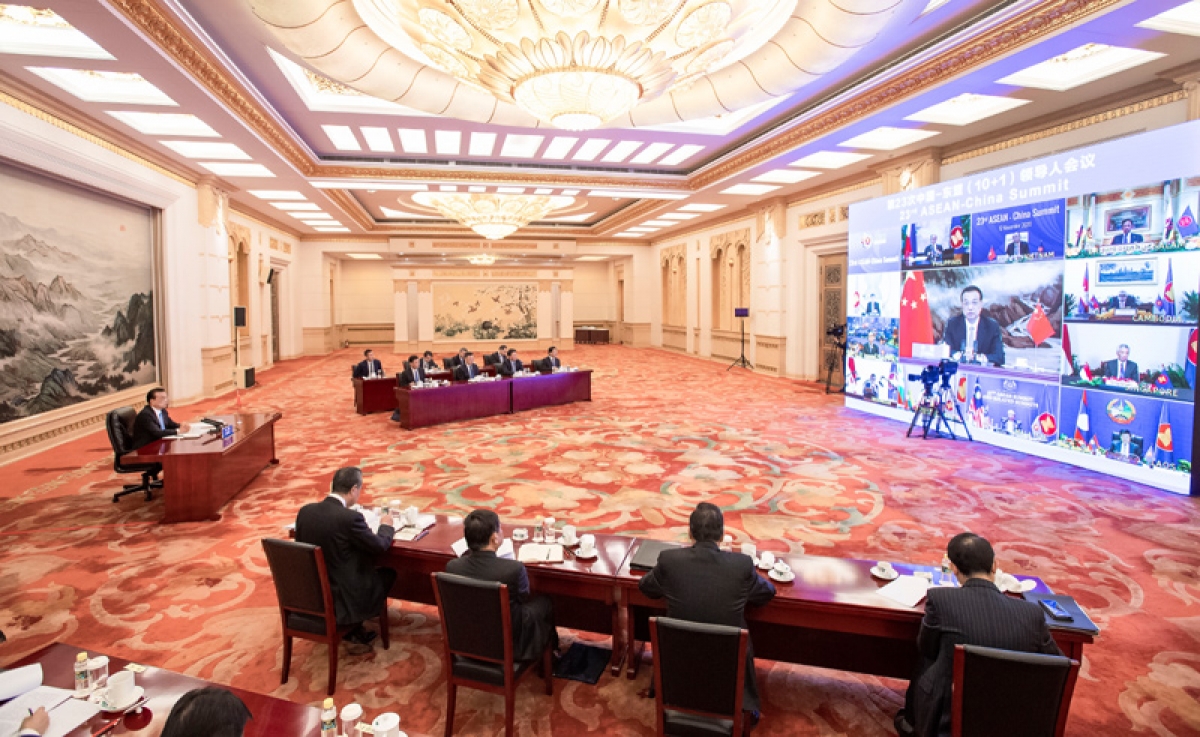 Thủ tướng Trung Quốc Lý Khắc Cương tham dự trực tuyến các hội nghị hợp tác Đông Á từ thủ đô Bắc Kinh. Ảnh: Tân Hoa Xã