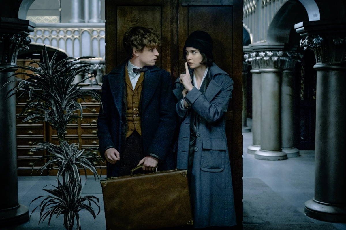 Newt Scamander (Eddie Redmayne) và Tina Goldstein (Katherine Waterston).