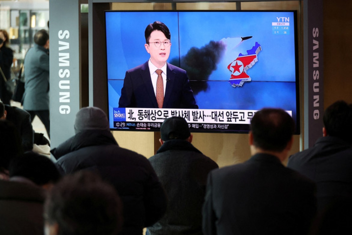 Người dân Seoul, Hàn Quốc, xem tin tức về vụ phóng tên lửa của Triều Tiên, ngày 5/3. Ảnh: Reuters