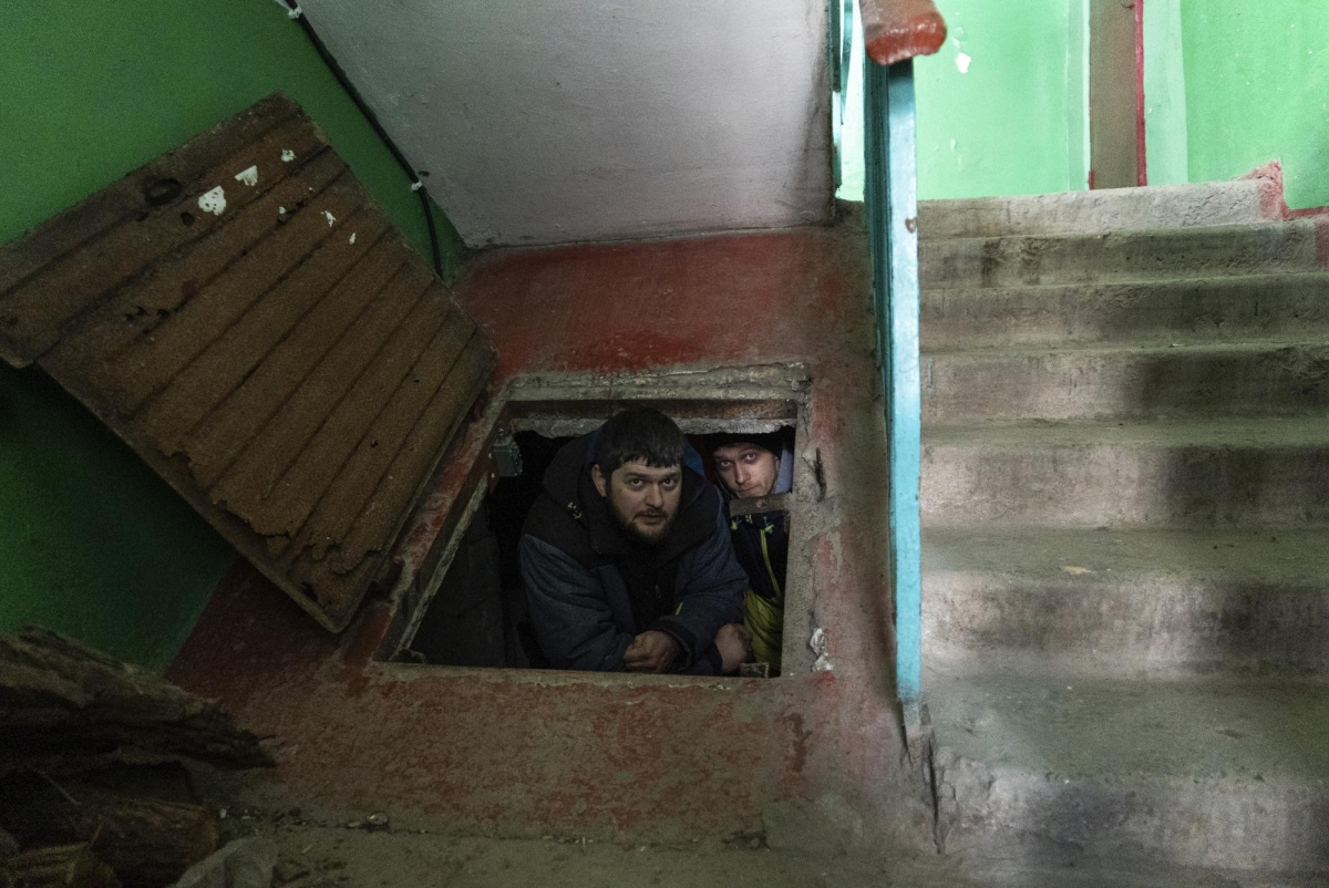 Một căn hầm tự đào để tránh bom ở thành phố Mariupol, Ukraine. Ảnh: AP.