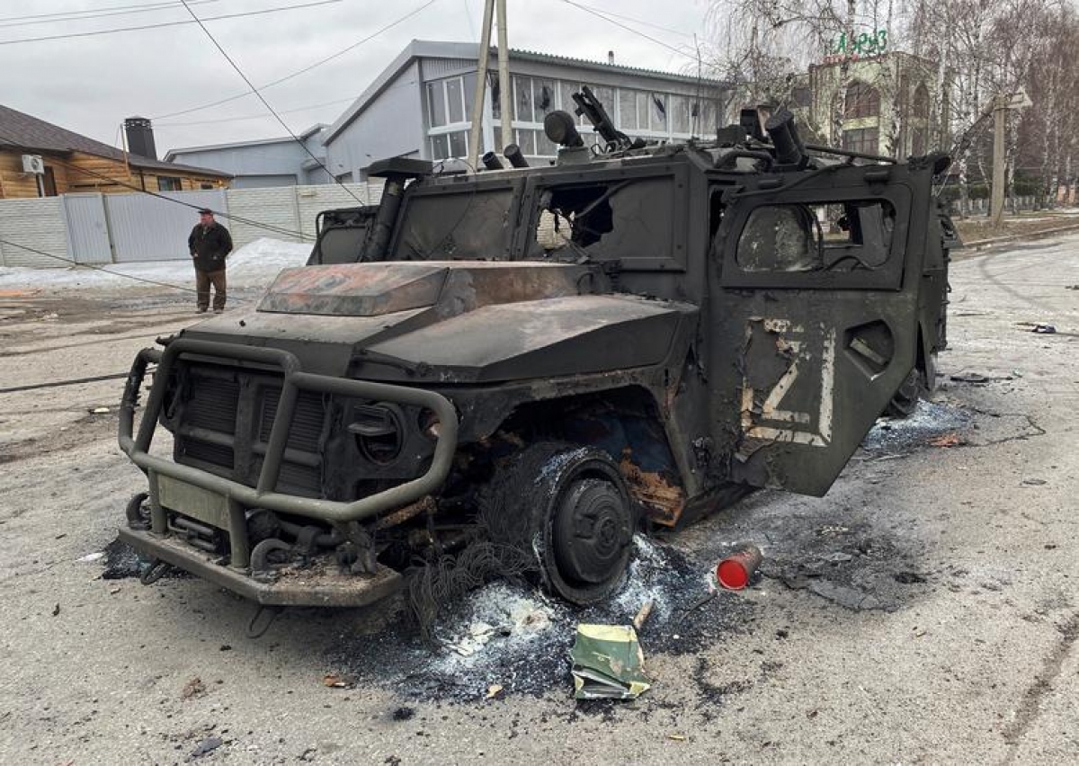 Xe quân sự có chữ Z bị bắn cháy trên chiến trường Ukraine. Ảnh: Reuters.