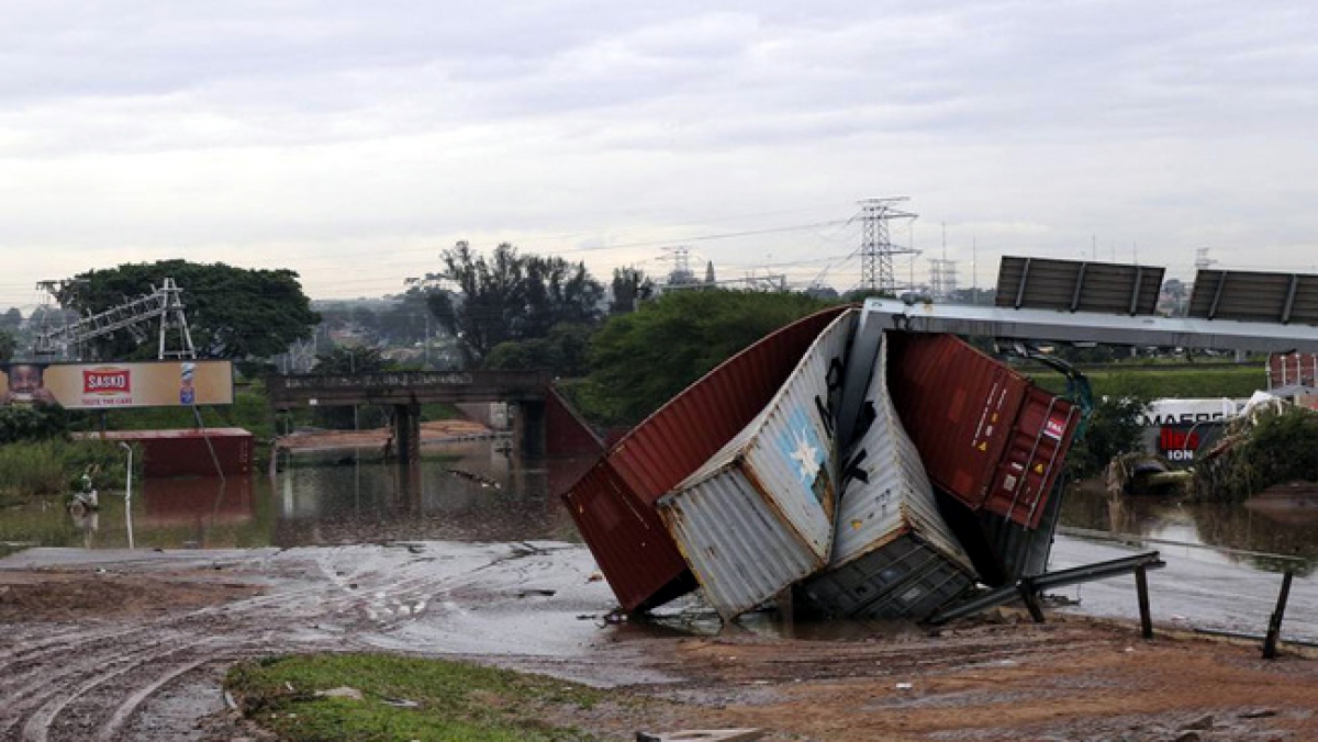 Container bị đổ do lũ lụt ở Durban, Nam Phi. Ảnh: AP