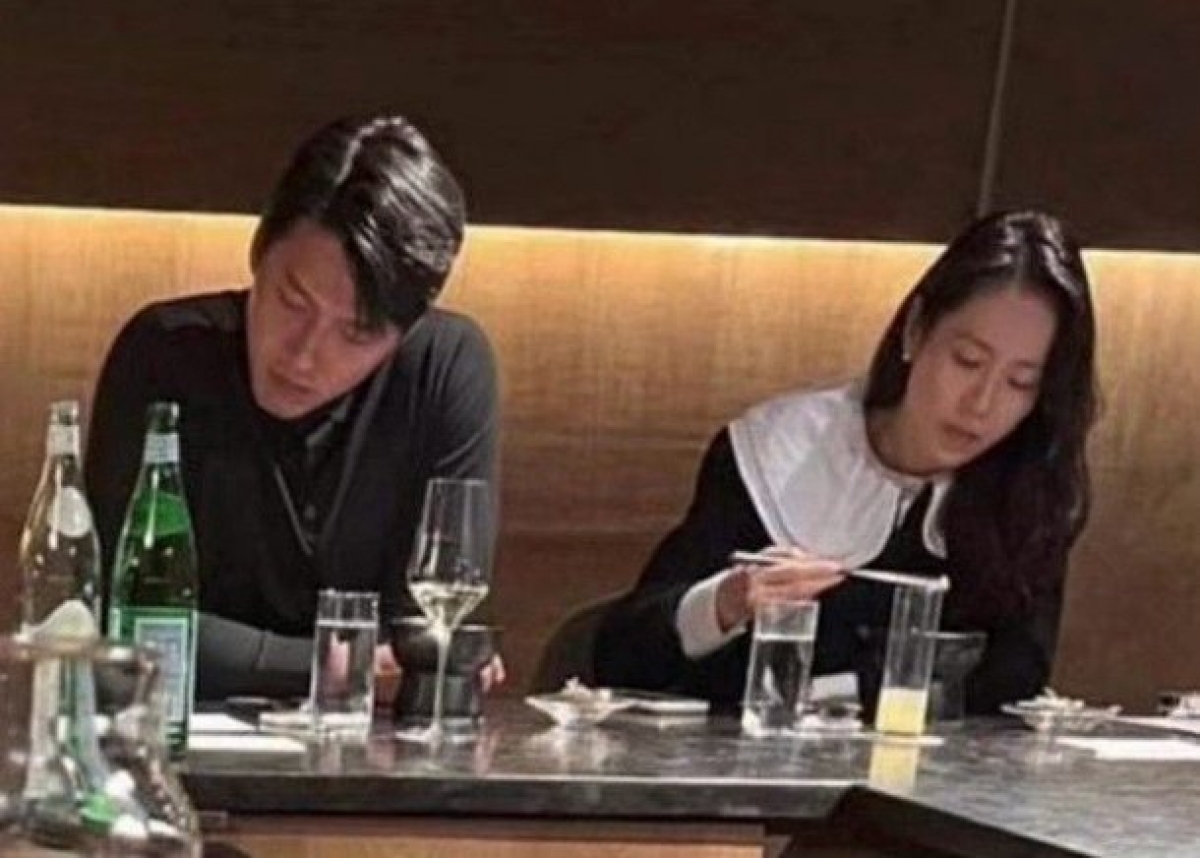Người hâm mộ bắt gặp Hyun Bin, Son Ye Jin ăn tối tại một nhà hàng ở New York.