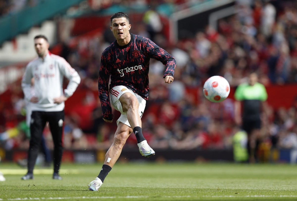 Ronaldo đá chính, sẵn sàng bắn hạ Chim hoàng yến? (Ảnh: Reuters).