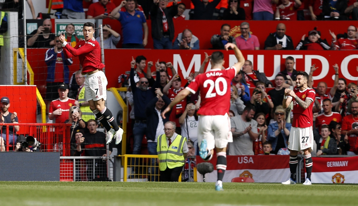 Ronaldo lập cú đúp vào lưới Norwich sau hơn 30 phút bóng lăn. (Ảnh: Reuters).