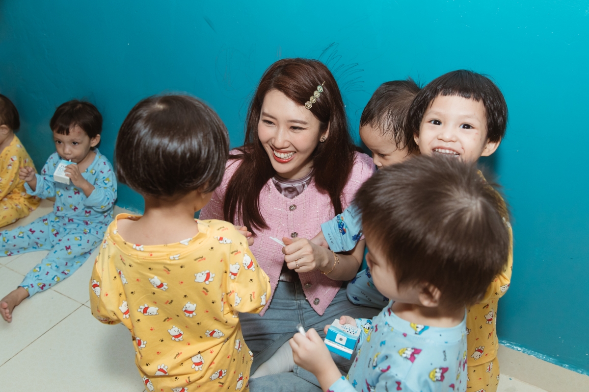 Thuý Ngân đón sinh nhật đặc biệt với các em nhỏ ở Viện Thiên Thần.