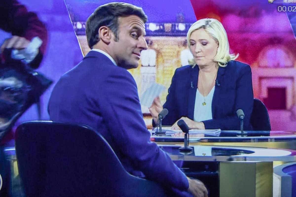 Ông Macron được cho là có thái độ kiêu ngạo trước bà Le Pen trong phiên tranh luận. (Ảnh: Le Monde)
