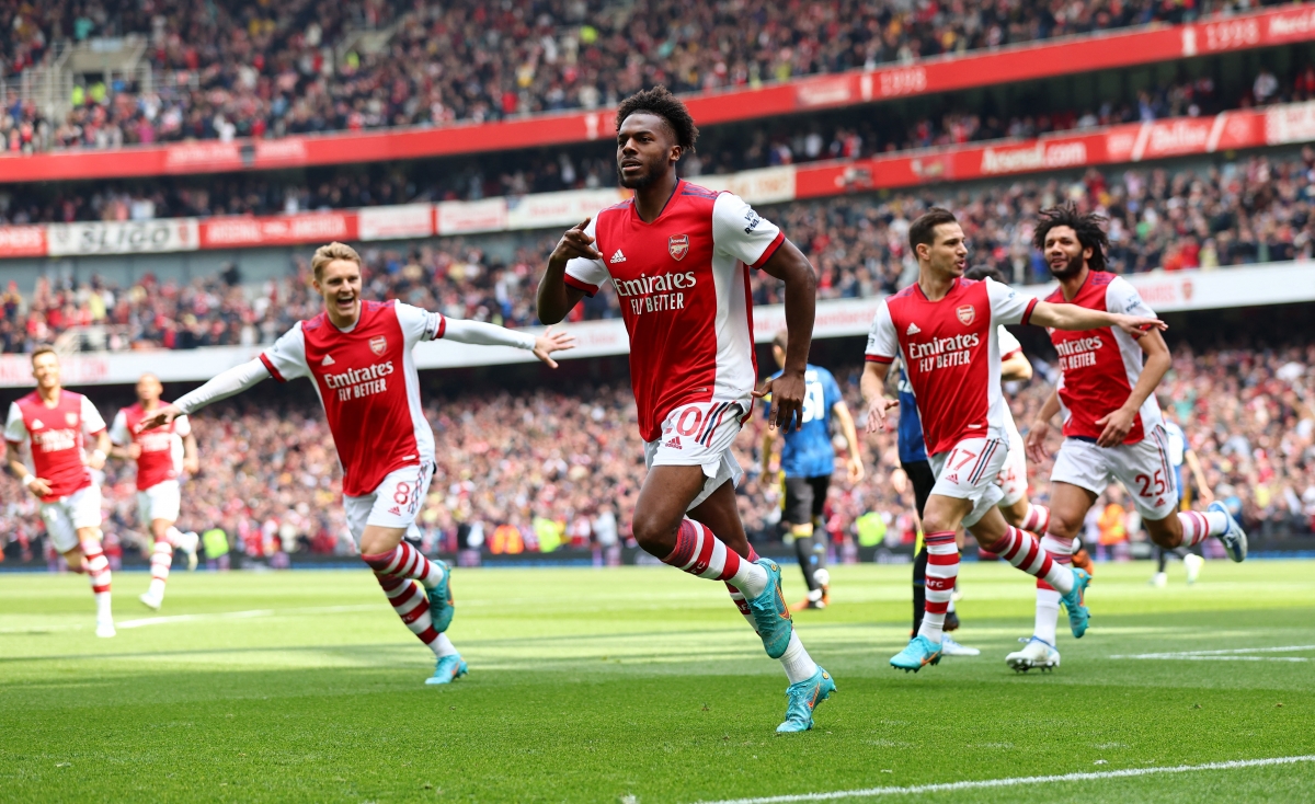 Arsenal sớm vượt lên dẫn trước MU. (Ảnh: Reuters)