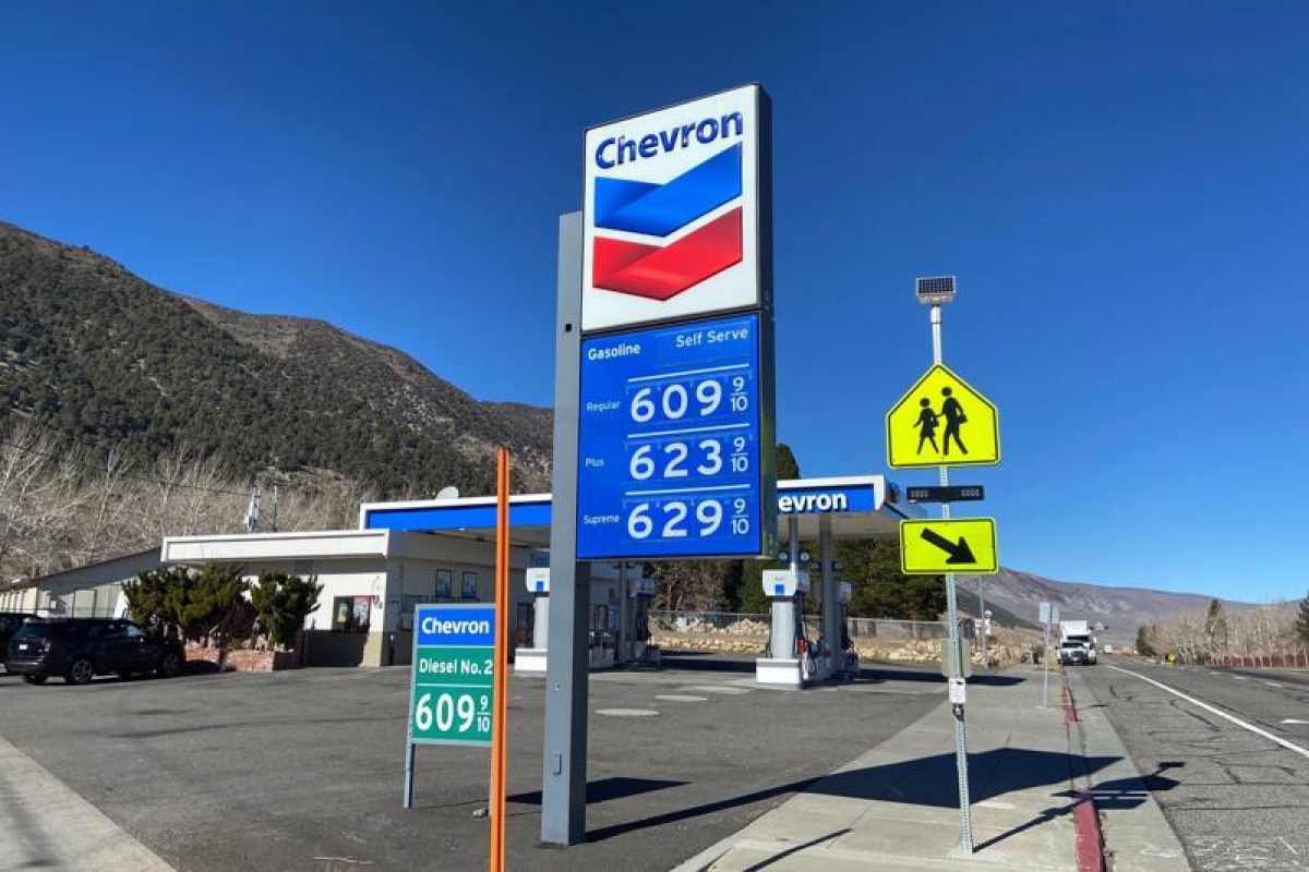 Giá xăng bán lẻ ở thị trấn Lee Vining, hạt Mono, bang California, Mỹ có lúc lên 6,09 USD/gallon trong thời gian gần đây. (Ảnh: WSJ)