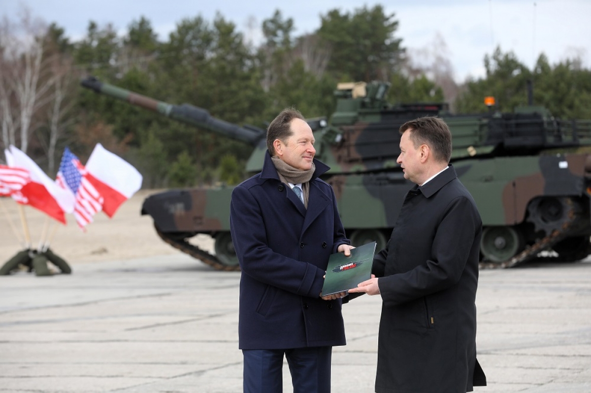 Bộ trưởng Quốc phòng Ba Lan Mariusz Błaszczak (phải) và Đại sứ Mỹ tại Ba Lan Mark Brzezinski đại diện ký kết thỏa thuận (Ảnh: Thefirstnews.com)