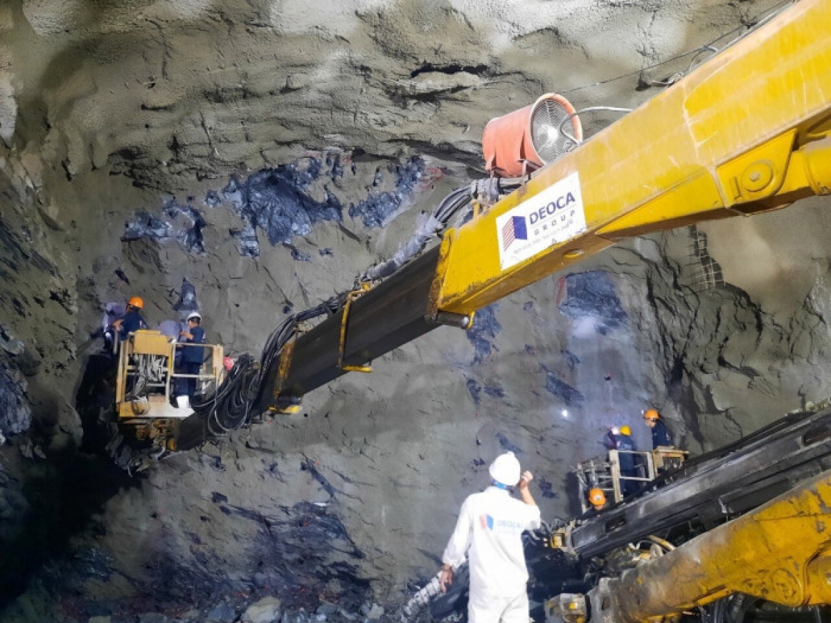 Nhà thầu thi công vẫn đang dồn lực làm xuyên ngày đêm để sớm thông hai ống hầm Trường Vinh.