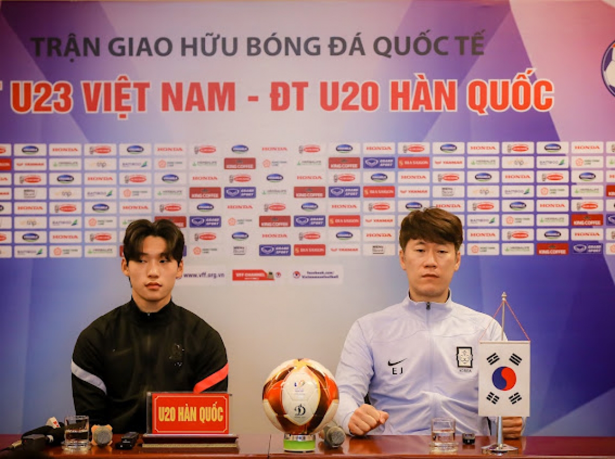 Đội trưởng Bae Jun Ho và HLV Kim Eun Jung của U20 Hàn Quốc. (Ảnh: VFF)