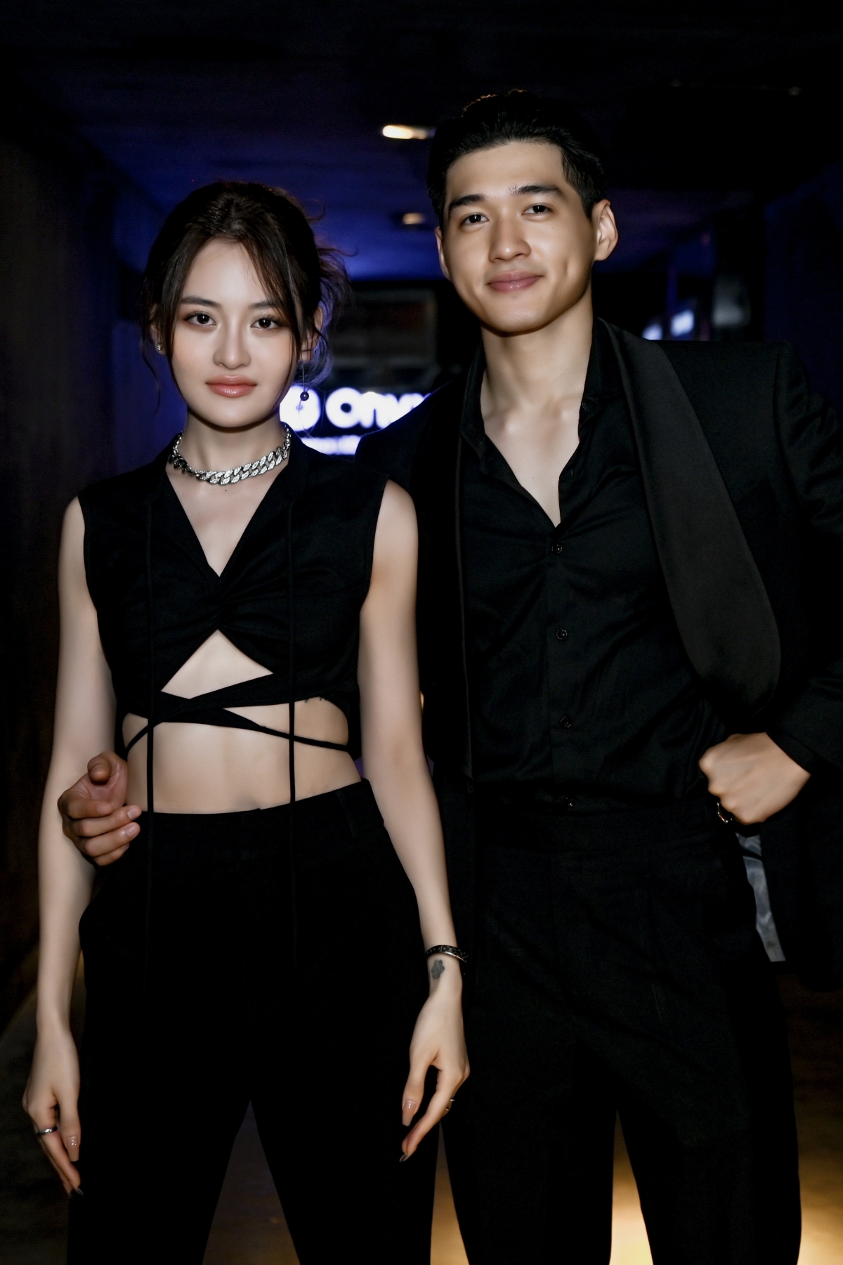 Thuỳ Anh cùng bạn diễn trong phim.