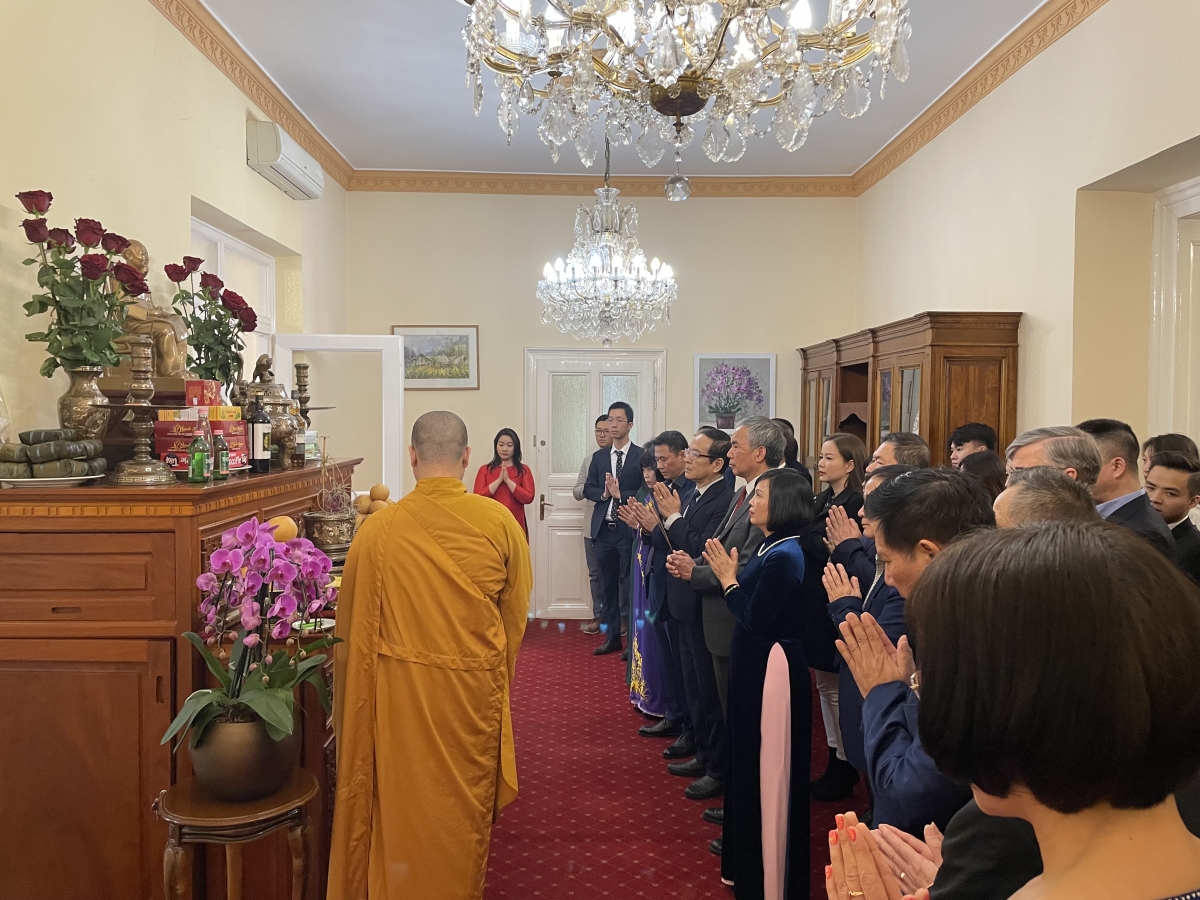 Các đại biểu làm lễ dâng hương, dâng hoa, bánh chưng, bánh dầy