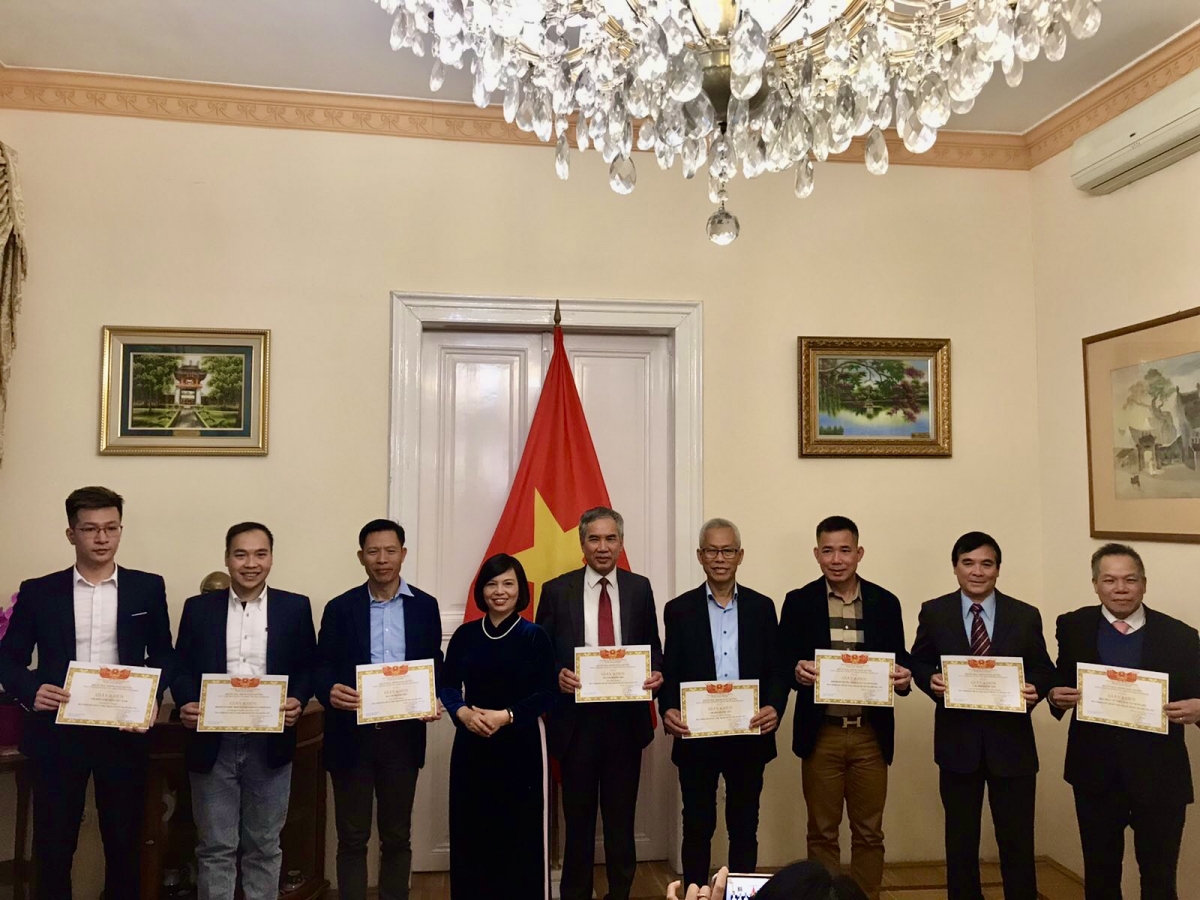 Đại sứ Nguyễn Thị Bích Thảo tặng Giấy khen cho các tập thể có thành tích xuất sắc trong công tác bảo hộ công dân