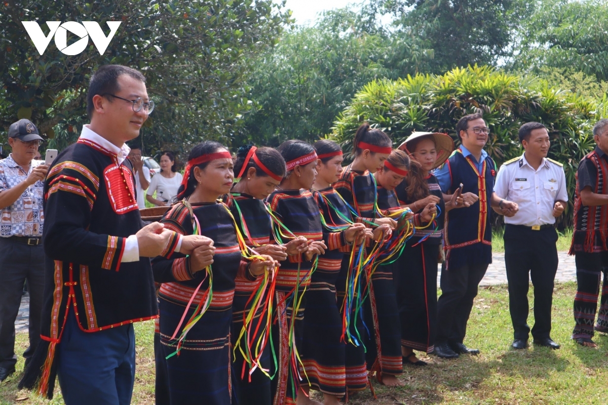 Giao lưu văn hóa tại Làng Văn hóa - Du lịch các Dân tộc Việt Nam (Hà Nội).
