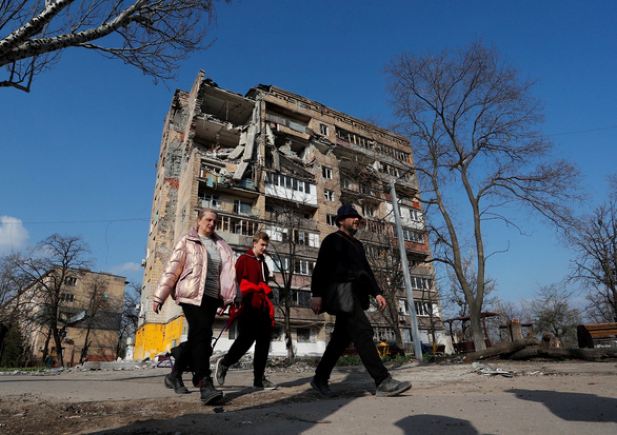 Một tòa nhà ở Mariupol bị hư hại sau giao tranh. Ảnh: Reuters