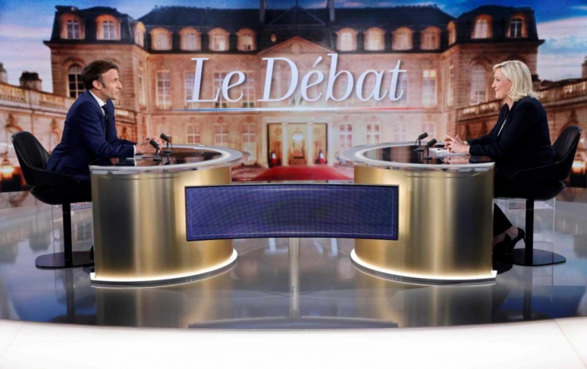 Ông Macron và bà Le Pen trong cuộc tranh luận tối 20/4. Ảnh: Le Monde