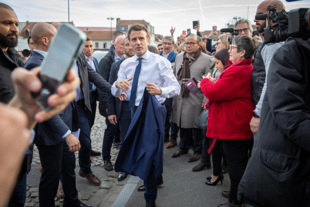 Ông Macron tiếp xúc với các cử tri ngày 12/4. Ảnh: Le Monde