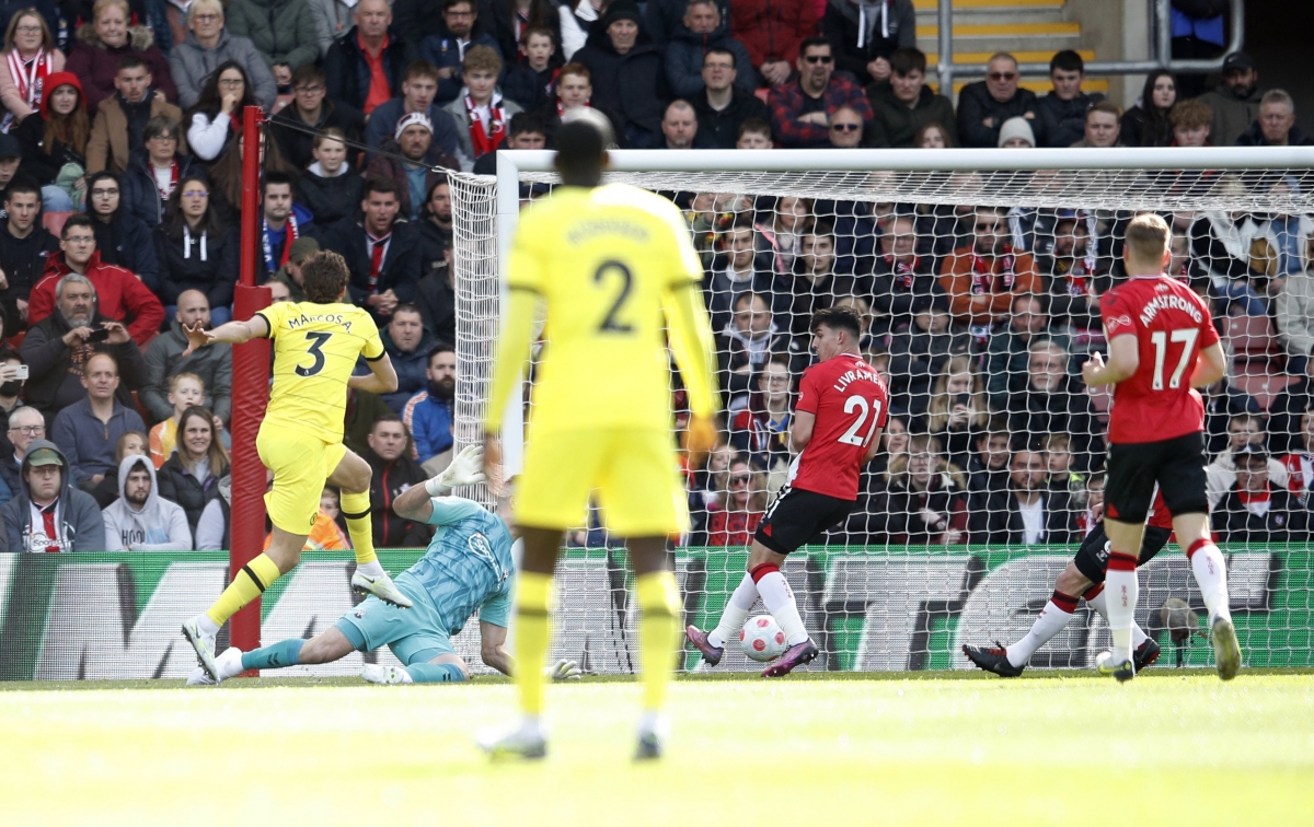 Alonso mở tỷ số cho Chelsea. (Ảnh: Reuters)