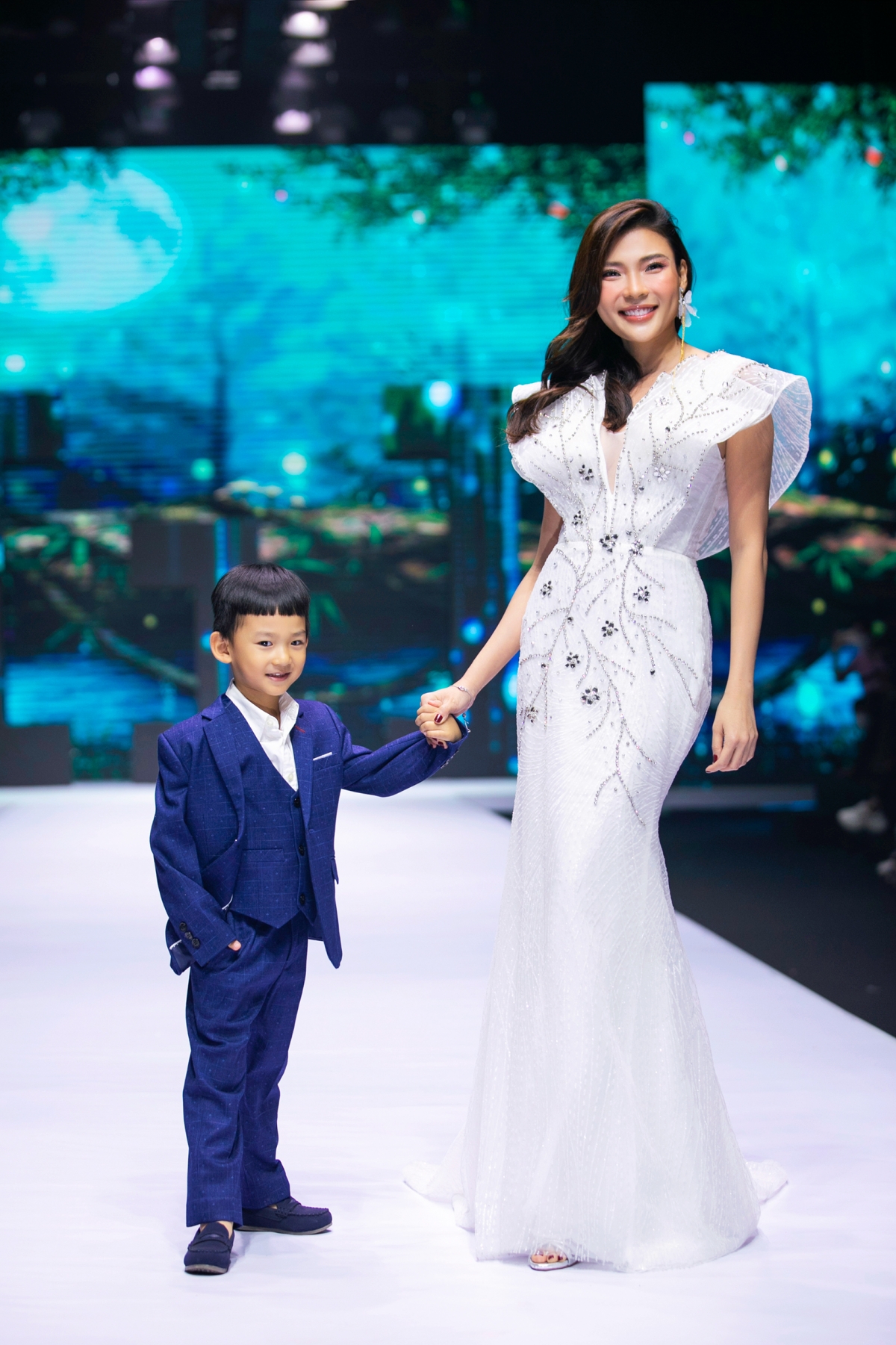 Nữ diễn viên Thuý Diễm và con trai.