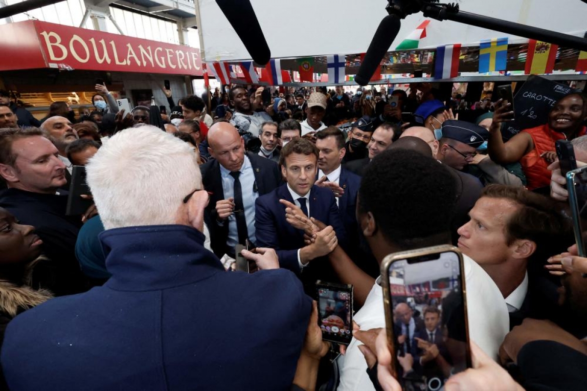 Tổng thống Pháp Macron thăm Cergy ngày 27/4. (Ảnh: Le Monde)